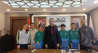 Şampiyon Badmintoncular İl Müdürü Recai Şahin’i Ziyaret Etti