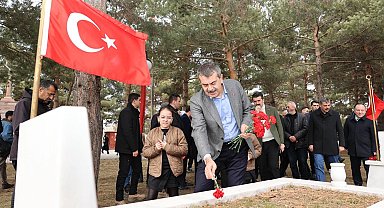 Milli Eğitim Bakanı Tekin, şehitliği ziyaret etti