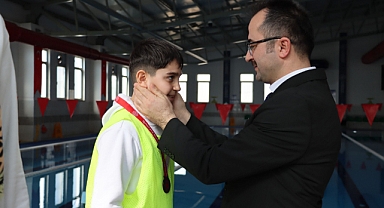 Okul Sporları Yüzme Müsabakaları Sona Erdi: Şampiyonlara Ödüllerini Recai Şahin Verdi