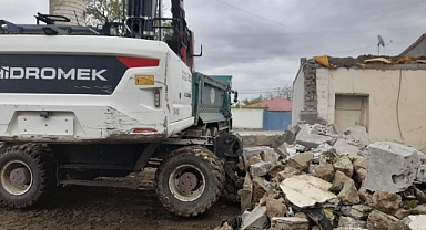 Bayraktutan Köyü'nde Yenilenme Zamanı: Metruk Binalar Tek Tek Yıkılıyor