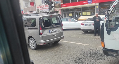 Iğdır'da Işıklarda Zincirleme Gerginlik: Kamyonun Çarptığı Araçta Sürücüler Tartıştı