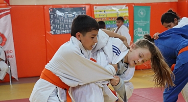 Iğdır’da Uluslararası Nevruz Turnuvası Başladı: Sporun Ruhu, Nevruz’un Coşkusuyla Buluştu