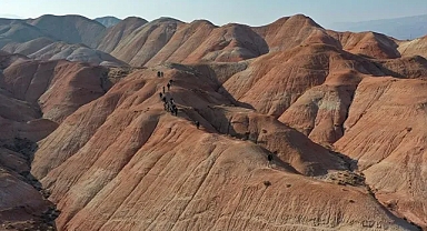 Iğdır’ın Gökkuşağı Tepeleri: Renklerin Dansı Doğayı ve Turizmi Canlandırıyor