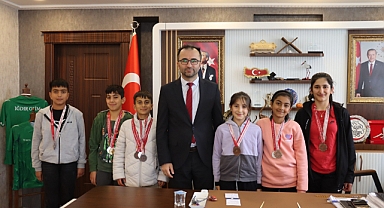 Şampiyon Sporculardan Müdür Şahin’e Ziyaret