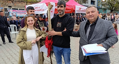 Tuzluca'da Güzellik Yarışmasında Sürpriz Konuk: Deve Kuşu