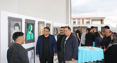 Güzel Sanatlar Fakültesi’nden Sanata Yolculuk: Yıl Sonu Sergi Serisi İlgi Görüyor