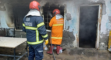 Iğdır'da Korkutan Metruk Bina Yangını: İtfaiye Felaketi Önledi