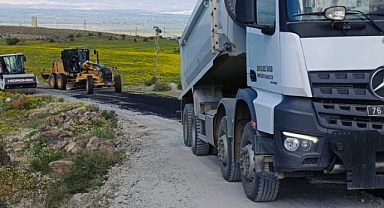 Iğdır İl Özel İdaresi, Bozulan Köy Yollarını Onarıyor: Asfalt Çalışmaları Yeni Doğan Mevkii’nde Devam Ediyor