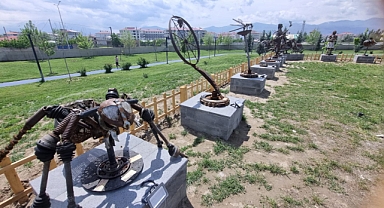 Iğdır Millet Bahçesi'nde Hurdalardan Sanata: Ayvaz Nart'ın Geri Dönüşüm Heykelleri Ziyaretçileri Büyülüyor