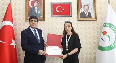 Rektör Alma, Kick Boks Türkiye Üçüncüsü Gülşen Kaya’yı Tebrik Etti