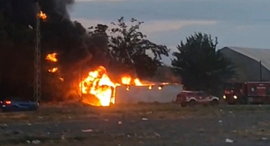 Sanayi Sitesinde Alev Alarmı: Konteyner Alev Alev Yandı!