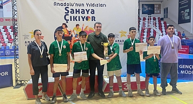 Badmintonda Gurur Tablosu: Iğdır Erkek Takımı ANALİG Şampiyonu Oldu!