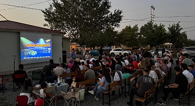 Iğdır'da Aile Yılına Özel Proje: Evci Köyü’nde Sinema Gecesiyle BaşladıIğdır'da Aile Yılına Özel Proje: Evci Köyü’nde Sinema Gecesiyle Başladı