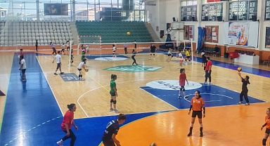 Iğdır’da Gençler Voleybolla Büyüyor: GSB Spor Okulları’nda Eğitimler Sürüyor