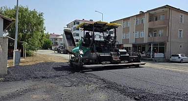 Iğdır’da Mimar Sinan Caddesi’nde Asfalt Serimi Devam Ediyor