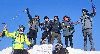 Iğdır Dağcılık Kulübü’nün 7. Büyük Ağrı Dağı Ekspedisyonu Zirveyle Sonuçlandı