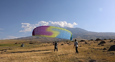 Iğdır Semalarında Yeni Bir Dönem Başlıyor: Ağrı Dağı Eteklerinde Yamaç Paraşütü Heyecanı