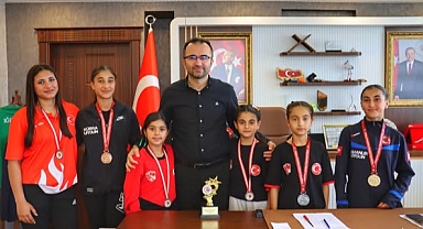 Şampiyon Güreşçilerden İl Müdürü Şahin’e Ziyaret: Başarı Gururu Paylaşıldı