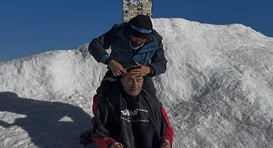 “Dünyanın Tepesinde Tıraş: Ağrı Dağı’nda Sıra Dışı An”