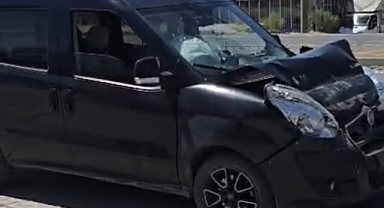 Fiat Doblo Yük Arabasına Çarptı, Sürücü Hastaneye Kaldırıldı