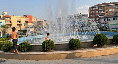 Iğdır’da Kavurucu Sıcaklar Vatandaşı Zorluyor: Çocuklar Serinliği Süs Havuzlarında Arıyor