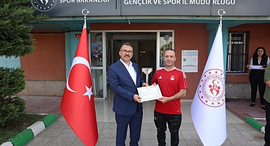 Milli Takım Antrenörüne Vali’den Onur Belgesi