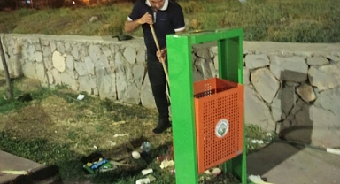 Muhtar Nejdet Eray Karaağaç’ta Çöpleri Kendi Elleriyle Topladı!