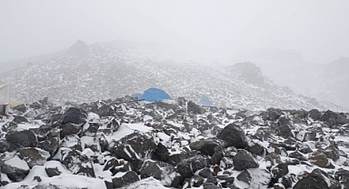 Ağrı Dağı’nda Zorlu Hava Şartları: Zirve Tırmanışı Ertelendi