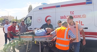 Otomobil Refüjü Aşıp Karşı Şeride Geçti, 3 Kişi Yaralandı