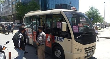 Yol Ortasında Yolcu İndirip Bindiren Dolmuşlar Trafiği Altüst Ediyor