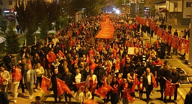 Iğdır’da Cumhuriyet Coşkusu: 102 Metrelik Türk Bayrağıyla Fener Alayı