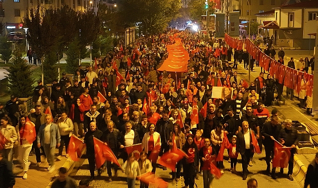 Iğdır’da Cumhuriyet Coşkusu: 102 Metrelik Türk Bayrağıyla Fener Alayı