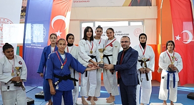 Iğdır’da Okul Sporları Judo Müsabakaları Tamamlandı: Genç Judocular Madalyalarını Gururla Aldı!
