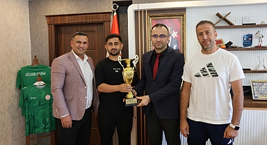 Iğdır’ın Şampiyon Tenisçileri İl Müdürü Recai Şahin’i Ziyaret Etti