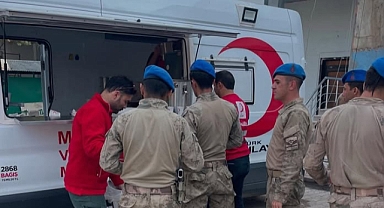 Kızılay’dan Küllük Köyü’nde İnsanlık Dersi: Arama Ekiplerine Sıcak Destek