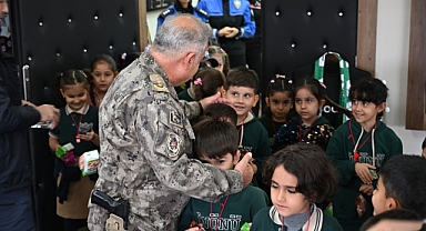 Minik Kalplerten Büyük Sürpriz: Öğrenciler Emniyeti Ziyaret Etti