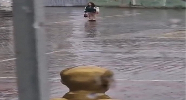 Yağmur Altında Saygı: İnönü İlkokulu’nda Minik Öğrenci İstiklal Marşı’nı Okudu 