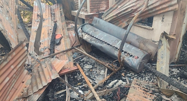 Bir Kıvılcım, Bir Hayatı Yaktı: Aşağı Çarıkçı’da Ev Tamamen Yandı!