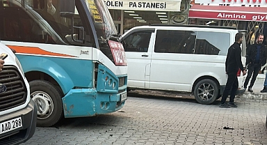 Iğdır Şehir Merkezinde Maddi Hasarlı Trafik Kazası