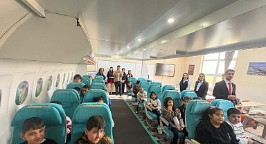 İnönü İlkokulu’nun Minik Öğrencileri Havacılık Dünyasıyla Tanıştı: Kabin Memurluğunu Yerinde Öğrendiler