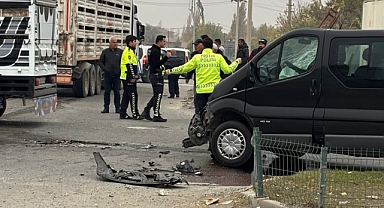 Özgür Mahallesi'nde Işıksız Kavşak Yine Kaza Getirdi!