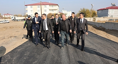 Vali Ercan Turan, Karakoyunlu’daki Sıcak Asfalt Çalışmalarını Yerinde İnceledi