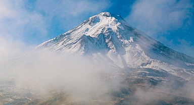  Ağrı Dağı Beyaza Büründü! Türkiye’nin Zirvesinde Kış Masalı Başladı