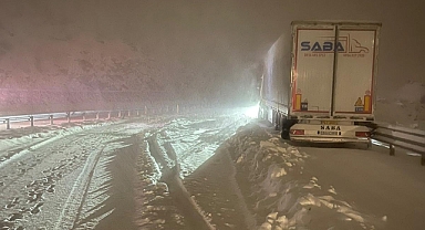 IĞDIR–AĞRI YOLU KAPANDI! TIRLAR MAKASLADI, KARAYOLLARI SEFERBER OLDU
