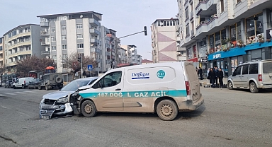 Evren Paşa Caddesi’nde Kaza: Karaağaç Kampüsü Kavşağında İki Araç Çarpıştı