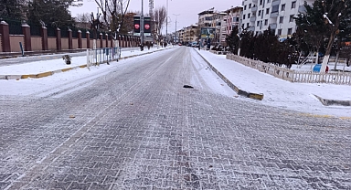 Rüzgâr Buzu Sertleştirdi, Iğdır Sabahı Kabusa Uyandı Yollar Buz Pistine Döndü, Vatandaş Zor Anlar Yaşadı