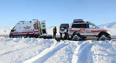 yollar Kapandı, Vicdan Yürüdü: Diyaliz Hastasını Sırtında Taşıdı