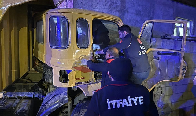 Direksiyon Kilitlendi, Araç Bahçeye Girdi: Belediye İşçisi araçta sıkıştı