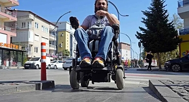 IĞDIR’DA VİCDANSIZ PARK! ENGELLİ YOLLARI İŞGAL ALTINDA