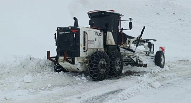 Kış şartlarına karşı mücadele sürüyor, yollar açık tutuluyor.